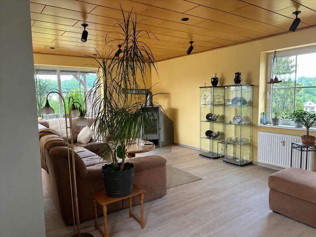 Immobilie in Eisenberg - Maisonettewohnung mit außergewöhnlichem Wohngefühl – Balkon, Kaminofen und viele Sprossenfenster - Bild 4