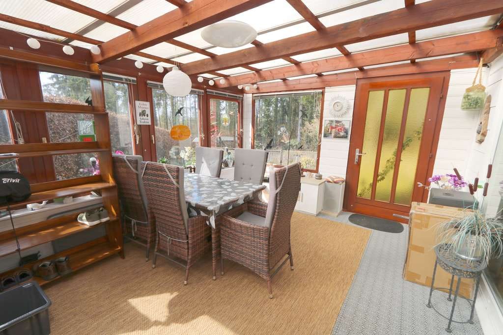 Immobilie in Scharbeutz - Wochenend-Bungalow am See! 
Renoviert, möbliert, großes Grundstück & naturnahe Lage genießen - Bild 3