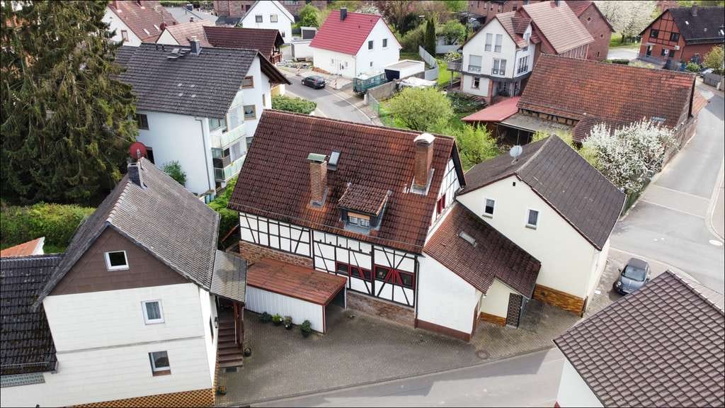 Immobilie in Geiselbach - Zwei Häuser = ein Preis + Raum für eigene Ideen - Bild 0