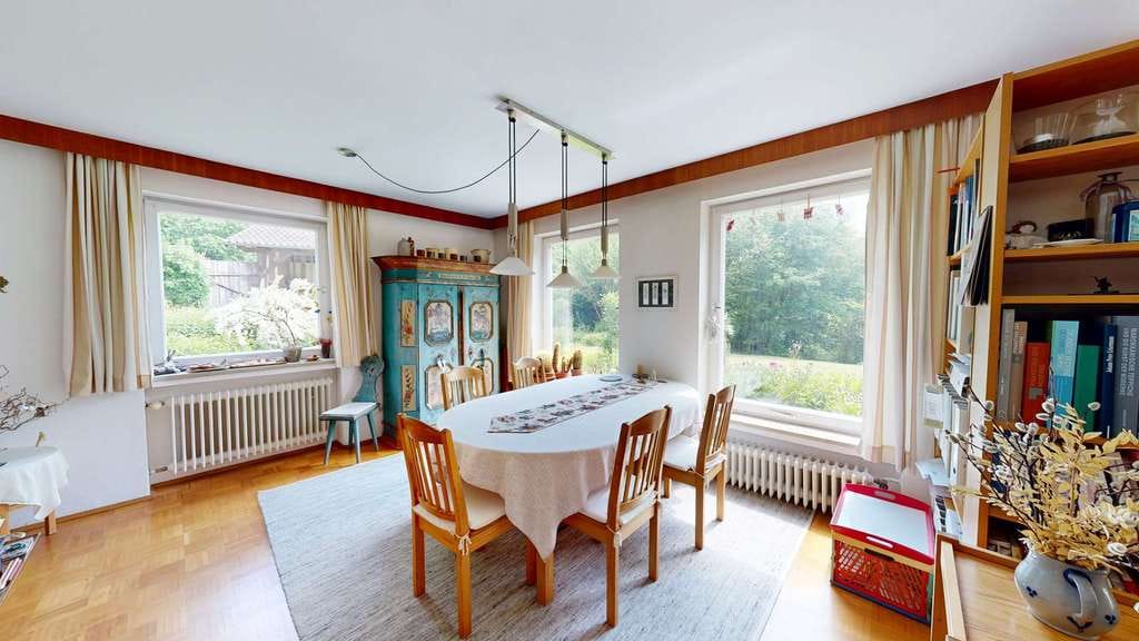 Immobilie in Neuburg am Inn - Einfamilienhaus mit Potenzial auf 1.919 m² Südhang-Grundstück in ruhiger Lage, Neukirchen a. Inn - Bild 3