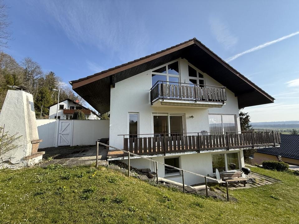 Immobilie in Fronreute - Exklusiv in Fronreute-Staig: Großzügiges 8-Zimmer-EFH mit Garten, Terrasse, Garage, Keller und Bergblick – modernisiert, mit viel Potenzial für stilvolle Neugestaltung - Bild 0