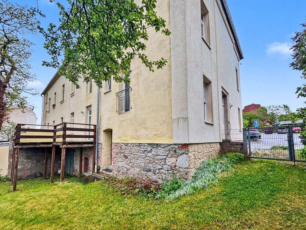 Immobilie in Lengenfeld - Zweifamilienhaus mit Ausbaupotenzial in zentraler Lage von Lengenfeld im Vogtland - Bild 1