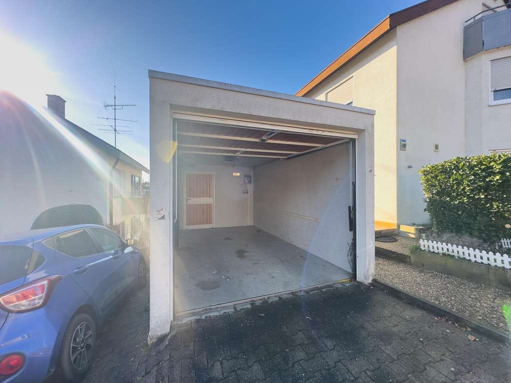 Immobilie in Ostfildern - Schönes Reihenhaus mit bis zu 3 Garagen! 
-Ostfildern, Scharnhausen - Bild 1