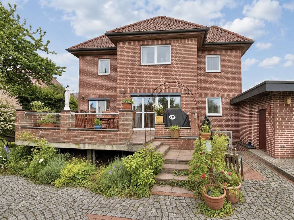 Immobilie in Wennigsen (Deister) - Charmante Stadtvilla im modernen Landhausstil mit viel Platz und schönem Garten in bevorzugter Lage - Bild 0