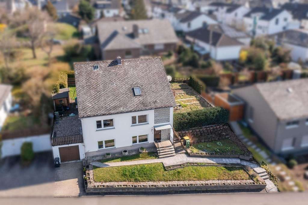 Immobilie in Altweidelbach - Großzügiges Ein- bis Zweifamilienhaus mit Garage und gemütlichem Wintergarten - Bild 1
