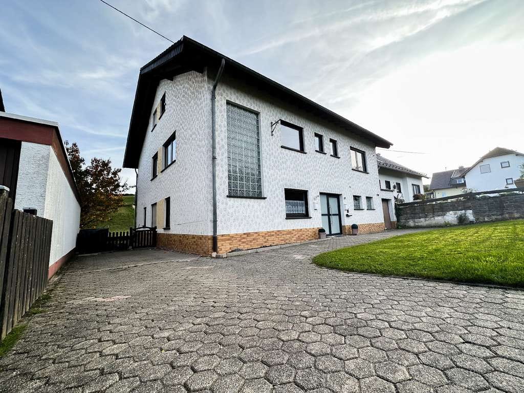 Immobilie in Schalkenbach - Solide Kapitalanlage mit Weitblick! Zweifamilienwohnhaus vor den Feldern Schalkenbachs!
 - Bild 0