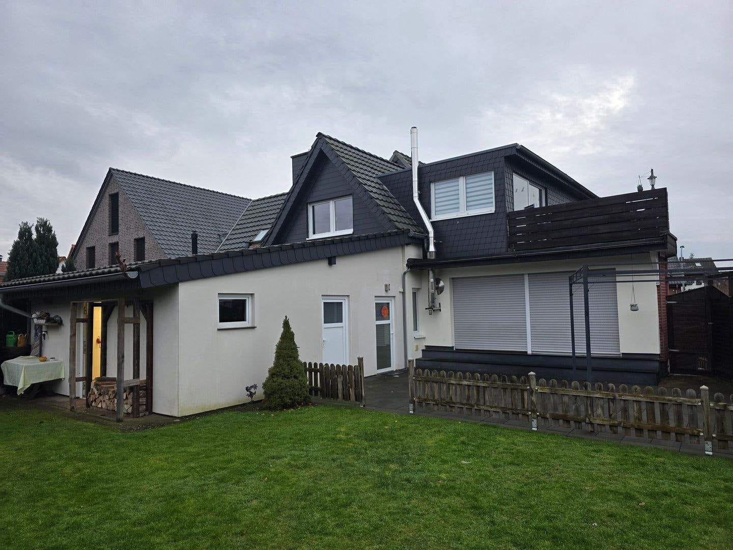 Immobilie in Rheda-Wiedenbrück - Platzwunder mit Potenzial: Freistehendes Zweifamilienhaus (komplett renoviert) mit Gewerbefläche in Wiedenbrück zu verkaufen - Bild 2