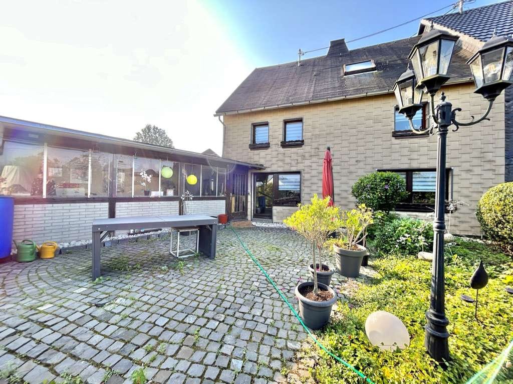 Immobilie in Dreisbach - **Gepflegte Doppelhaushälfte mit toller Gartenanlage und gräumigen Garagen in Dreisbach** - Bild 3