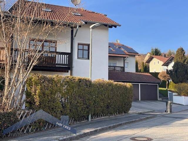 Immobilie in Tiefenbach - Tiefenbach Stadthaus/DHH mit viel Platz für die Familie, Balkon, Terrasse und Garage - Bild 0