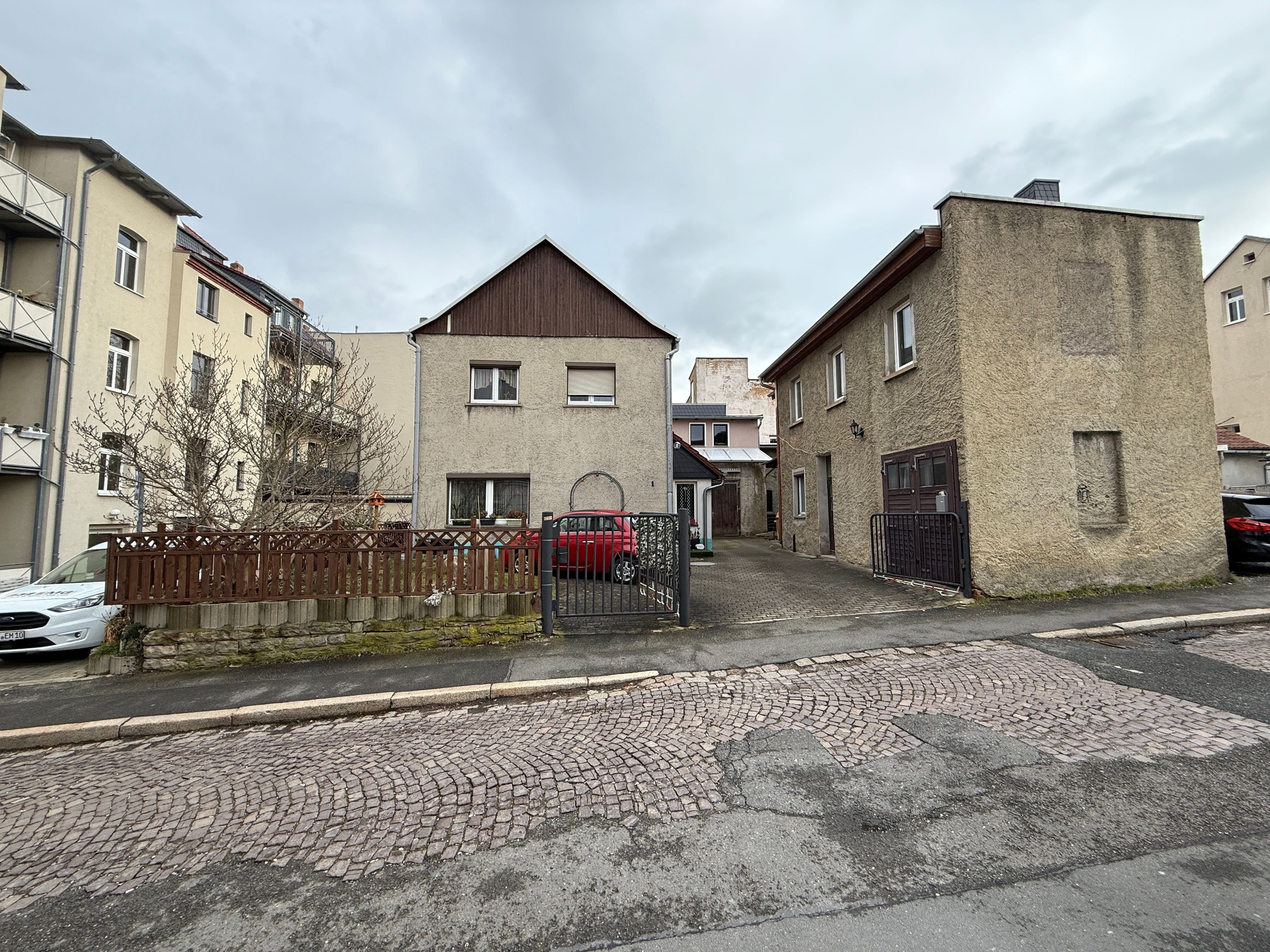 Immobilie in Eisenberg - +++ Einfamilienhaus mit möglicher Einliegerwohnung im Zentrum von Eisenberg +++  - Bild 0