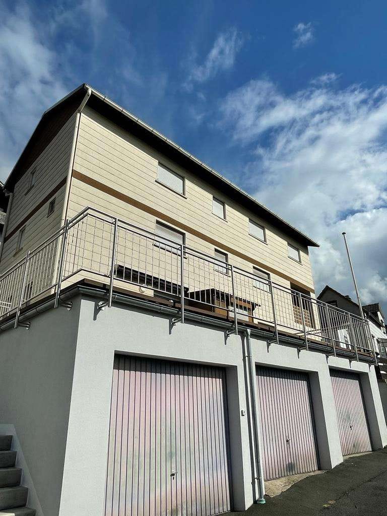 Immobilie in Biedenkopf - Kapitalanlage - voll vermietet - Wohnhaus mit viel Platz, tollem Blick, Terrasse, Garten und Garagen - Bild 2