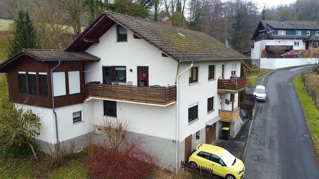 Immobilie in Bad Soden-Salmünster - Charmantes Mehrfamilienhaus mit großem Grundstück - Feldrandlage! - Bild 0