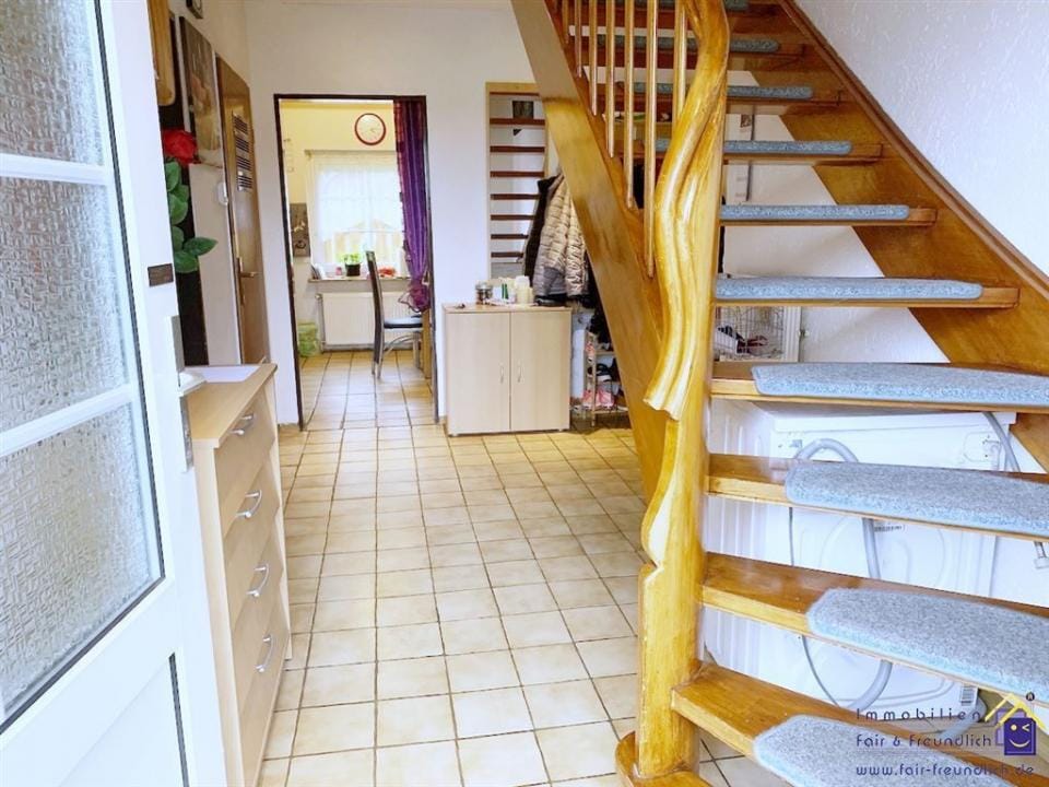 Immobilie in Berumbur - ATTRAKTIVES FRIESENHAUS/ZWEIFAMILIENHAUS MIT ZWEI GARAGEN IN BERUMBUR! - Bild 2