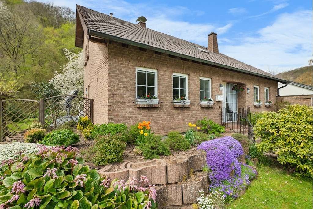 Immobilie in Heimbach - Einfamilienhaus-Wohnensemble mit Potenzial: Wohnen, Arbeiten & Mehrgenerationen unter einem Dach! - Bild 1