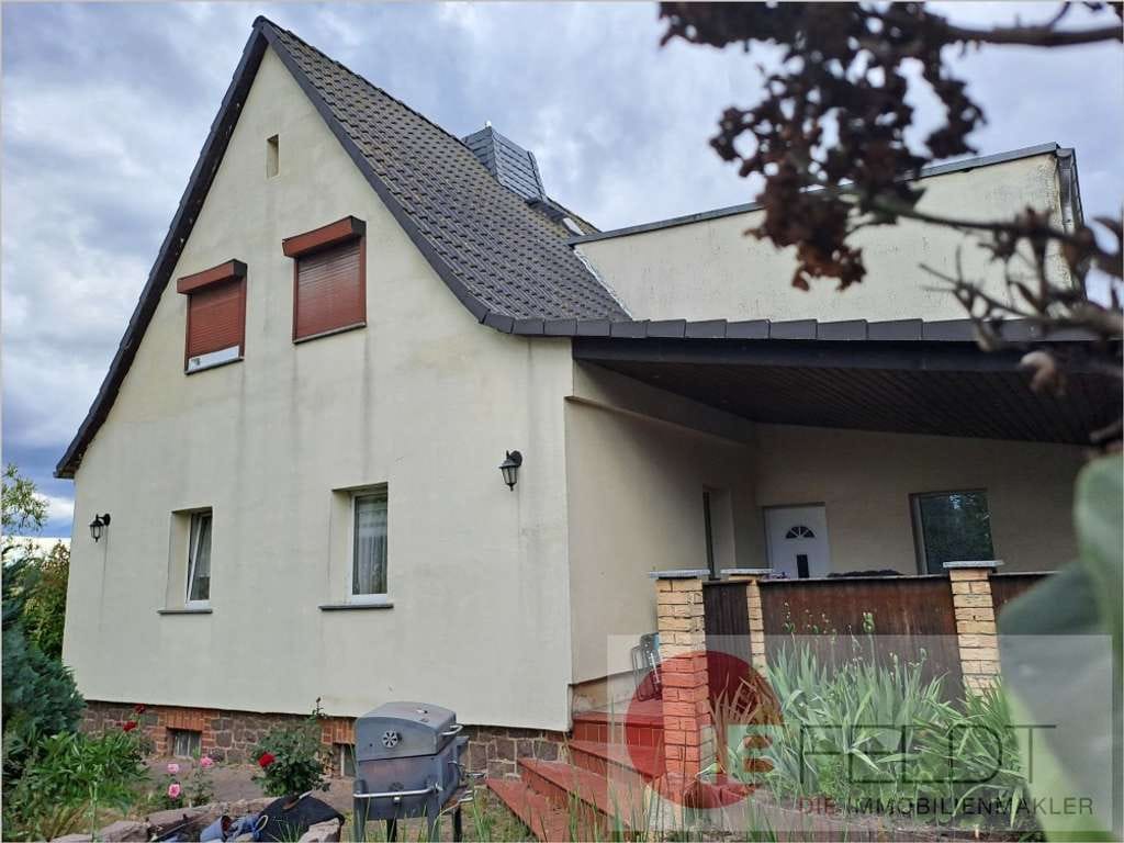 Immobilie in Petersberg - Teilmodernisiertes Einfamilienhaus mit überdachter Terrasse, Nebengelass, Garage + großem Grundstück - Bild 1