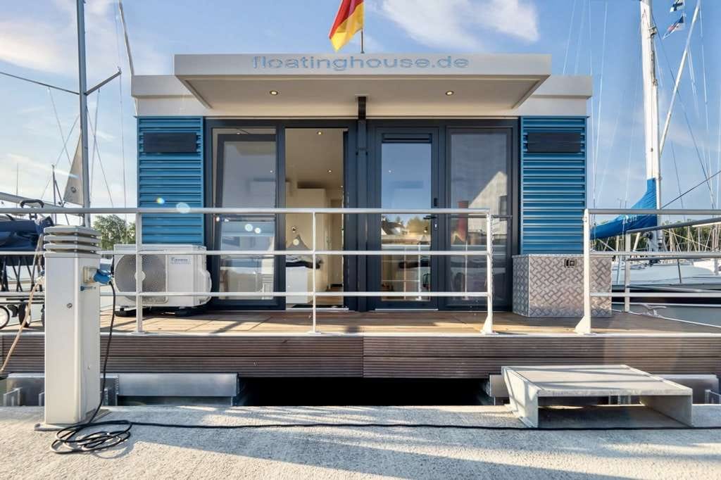 Immobilie in Peenemünde - Hausboot im Yachthafen von Peenemünde!  Ca. 44m² möblierte Fläche, 2 Schlafzimmer, Kamin & Terrasse! - Bild 2