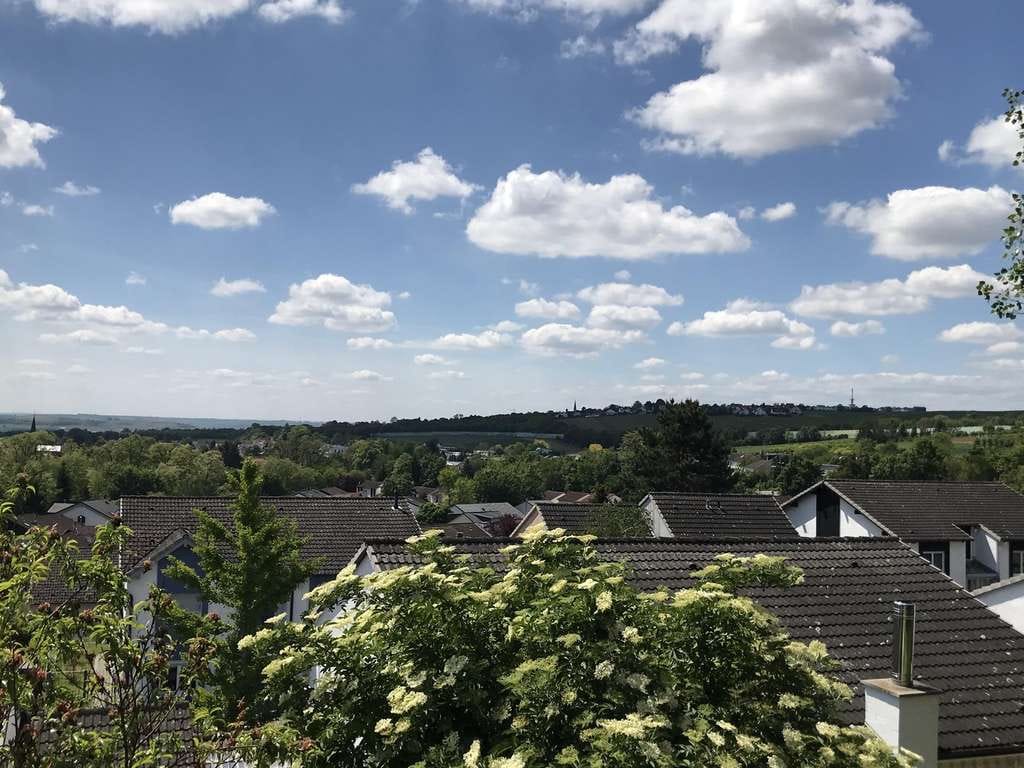 Immobilie in Klein-Winternheim - Freistehendes EFH mit Fernblick - Energieklasse B, PV und 2 Einliegerwohnungen - Bild 2