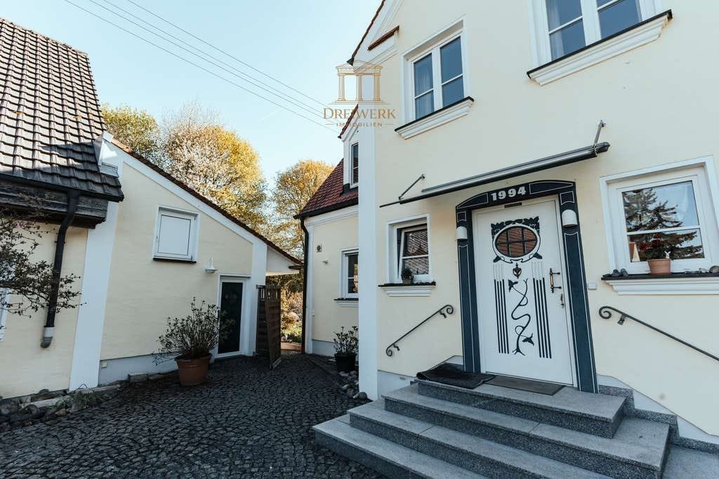 Immobilie in Biberbach - Traumhaftes Liebhaberobjekt mit Pferdestallung, Koppeln, 20.000 m² Grund, Schwimmteich usw. - Bild 1