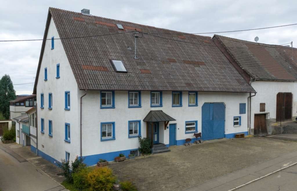 Immobilie in Hüfingen - Ehem. und teilsaniertes Bauernhaus im Dorfkern von Fürstenberg mit großem Ökonomieteil und Garagen - Bild 1