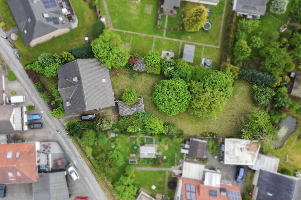 Immobilie in Löhne - Ihr Projekt wartet: Modernisierungsbedürftiges Zweifamilienhaus auf großem Grundstück in Löhne - Bild 1