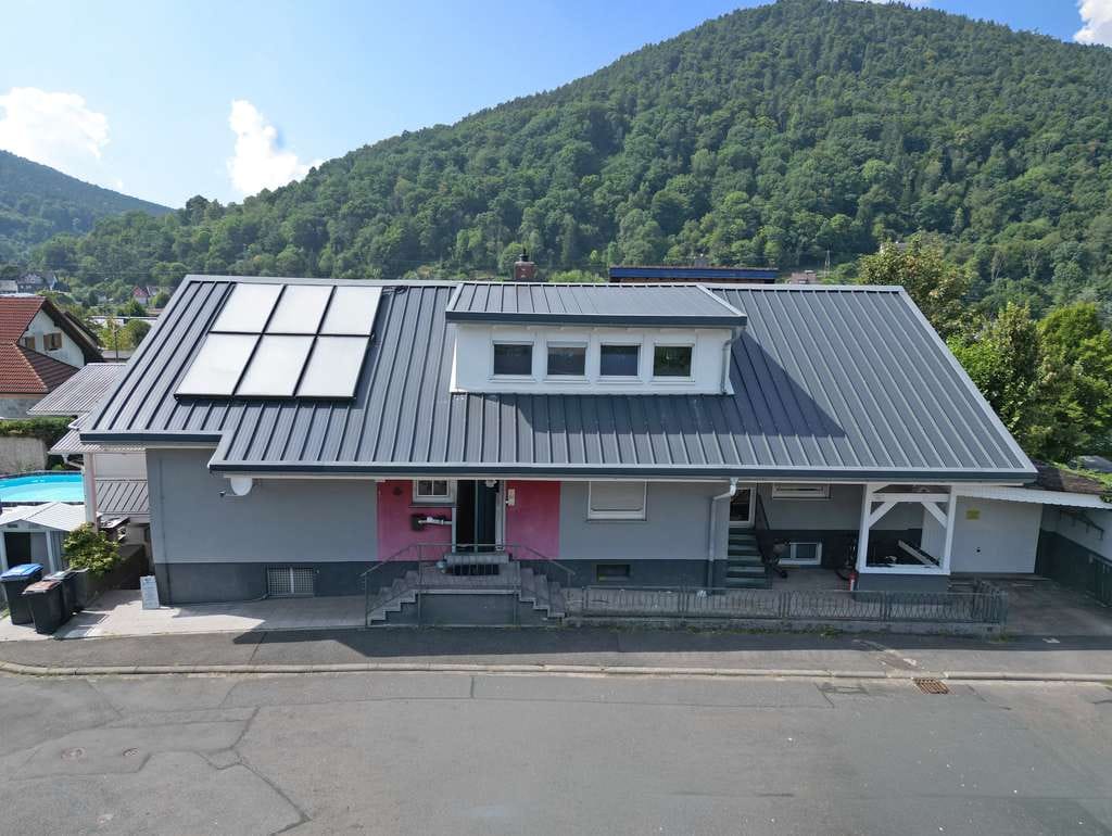 Immobilie in Weilbach - Charmantes Mehrfamilienhaus mit Ausbaupotenzial – Ideal für Kapitalanleger und Mehrgenerationen - Bild 0
