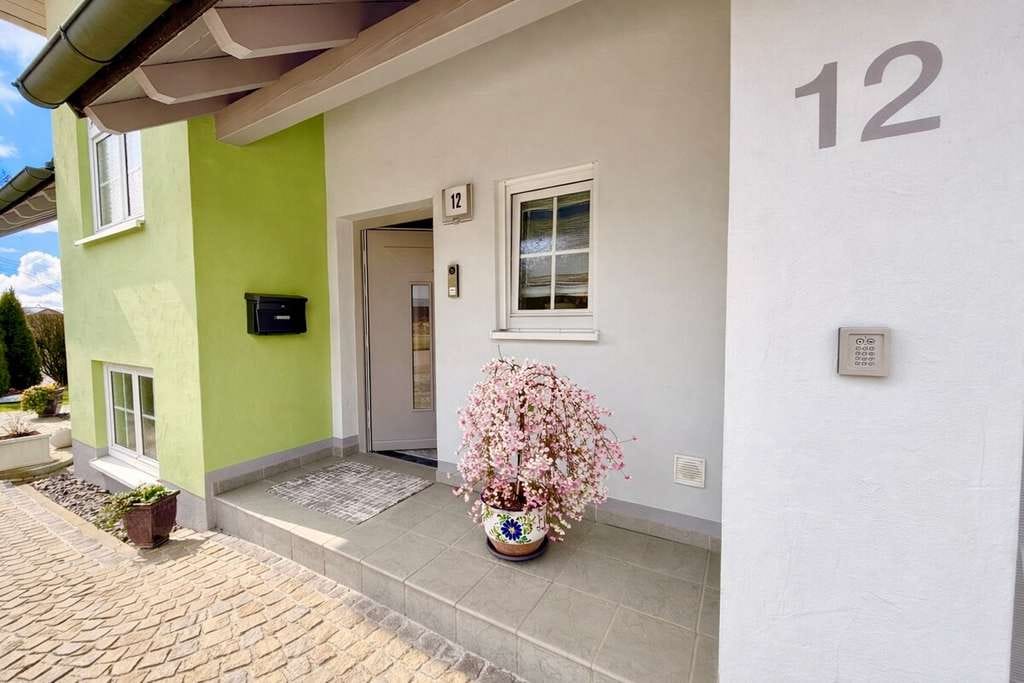 Immobilie in Boos - Sehr gepflegtes Einfamilienhaus in Boos mit Einliegerwohnung, Garage und wunderschönem Ausblick! - Bild 1