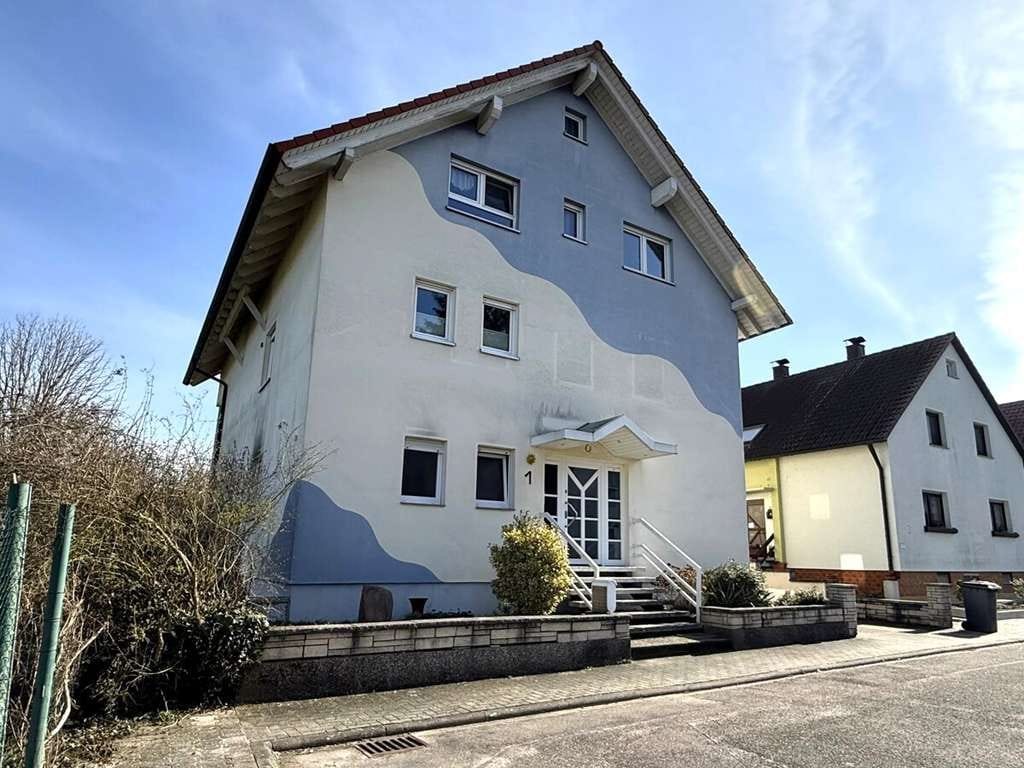 Immobilie in Dettenheim - Repräsentatives 2-Familienhaus in toller Ortsrandlage mit Keller, Garage und schönem Garten - Bild 1
