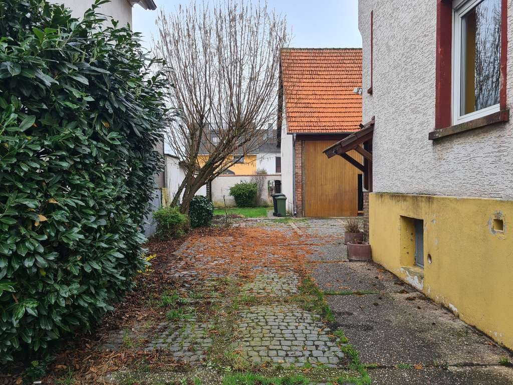 Immobilie in Erzhausen - Erzhausen,  1- bis 2-Familienhaus mit Bauplatz und Scheune - Bild 1