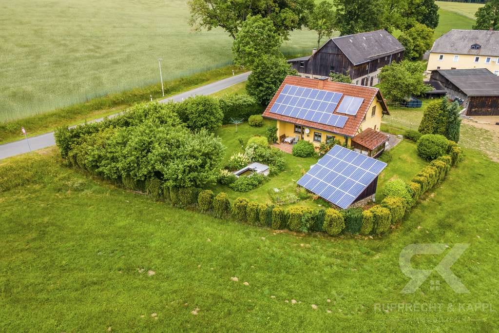 Immobilie in Bad Alexandersbad - Naturnahes Wohnen mit eigener Energieversorgung und Weiher – EFH in Tiefenbach bei Bad Alexandersbad - Bild 0