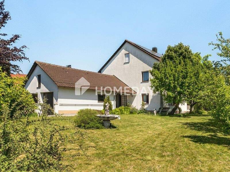 Immobilie in Gessertshausen - Großzügiges Zweifamilienhaus mit herrlichem Garten, 2 Garagen & PV-Anlage - sofort bezugsfrei - Bild 0