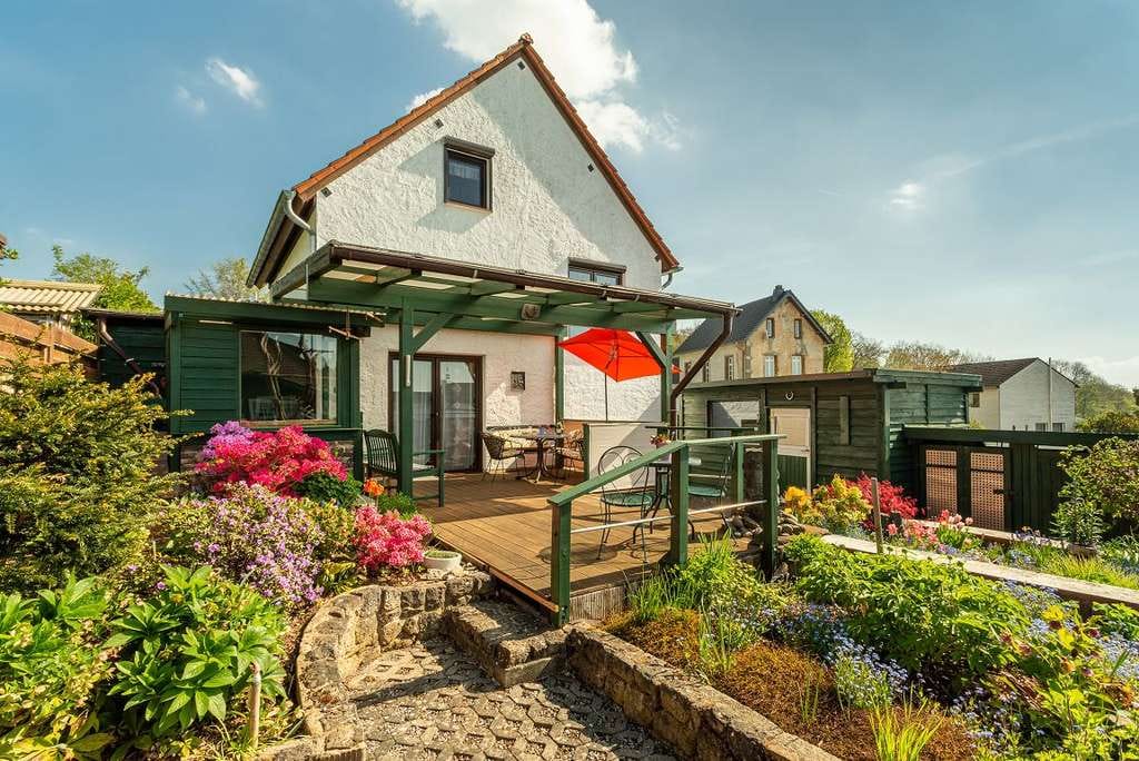Immobilie in Feusdorf - Charmantes Einfamilienhaus mit großem Garten, Terrasse & Wohnmobil-Carport - Bild 1
