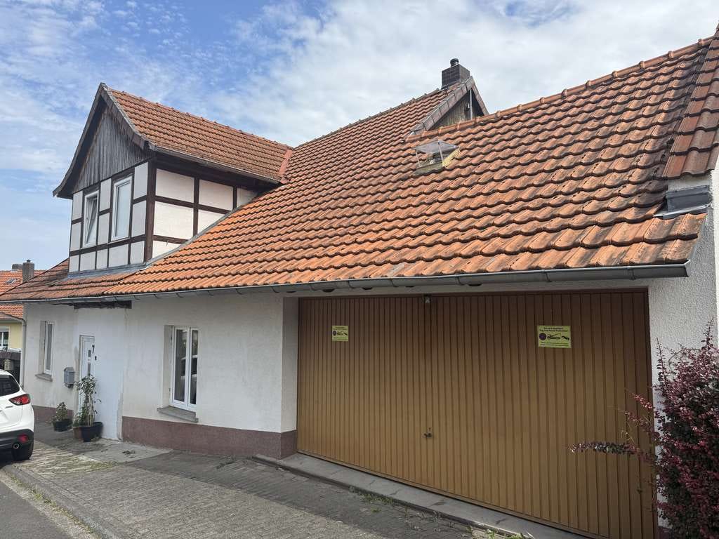 Immobilie in Schlitz - VOLLVERMIETETES ZWEIFAMILIENHAUS MIT OPTION ZUM AUSBAUEN - Bild 1