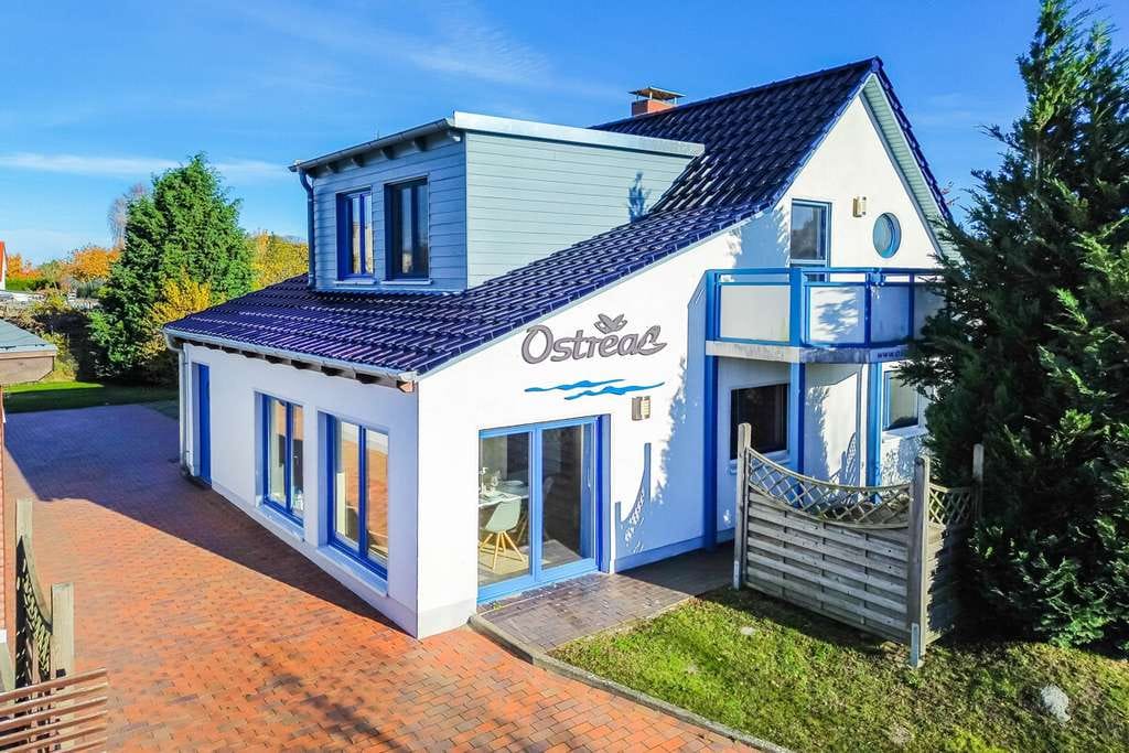 Immobilie in Breege - Modernisiertes Zweifamilienhaus und separater Bungalow in Wassernähe in 18556 Breege auf Rügen - Bild 1