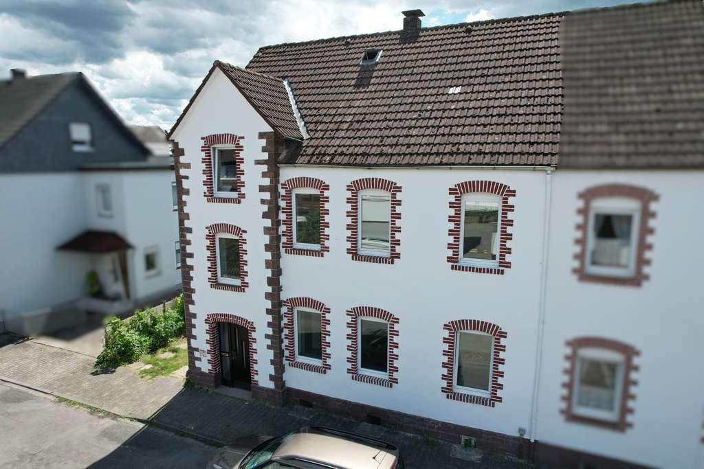 Immobilie in Lauenförde - Provisionsfrei! Sanierte Doppelhaushälfte mit zwei Wohneinheiten und Garten in Lauenförde - Bild 1