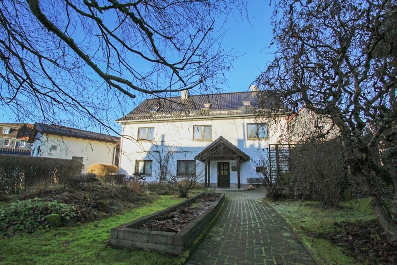 Immobilie in Eisfeld - Vielseitiges Wohnhaus im Zentrum von Eisfeld: Ein- bis Zweifamilienhaus mit Potenzial - Bild 1
