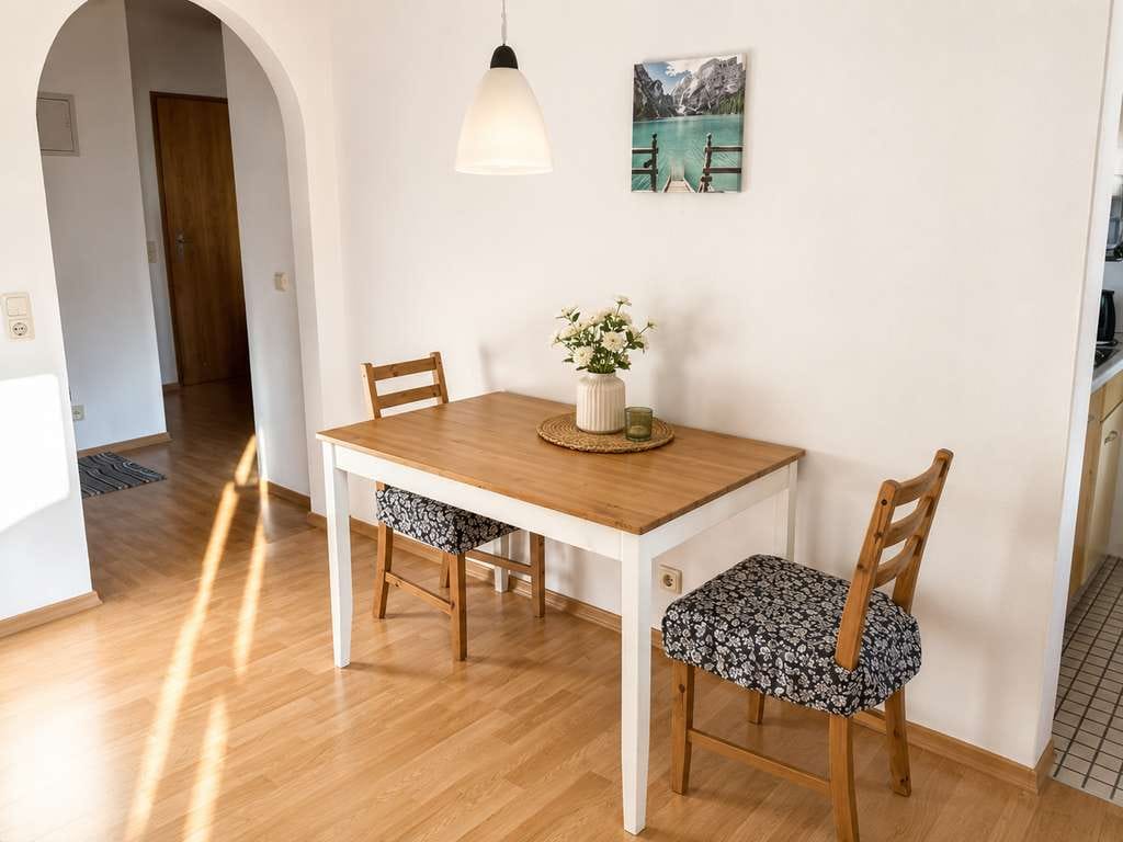 Immobilie in Prien am Chiemsee - Charmante 2-Zimmer-Ferienwohnung in Prien, großer Westbalkon mit Bergblick, Sauna & zwei Stellplätze - Bild 2