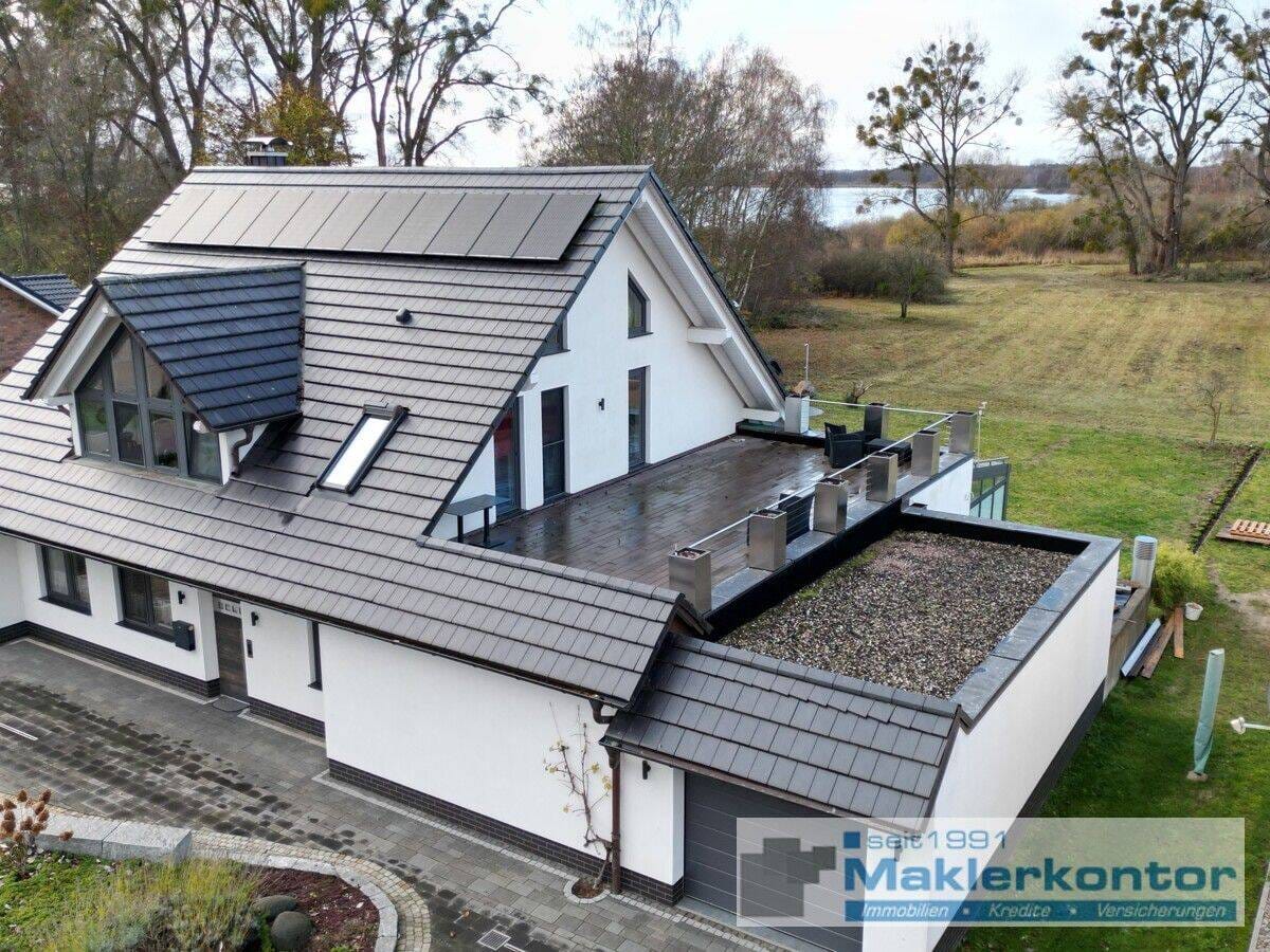 Immobilie in Waren (Müritz) - Exklusives Anwesen mit Schwimmbad, Garage und Dachterrasse an der Südmüritz - Bild 0