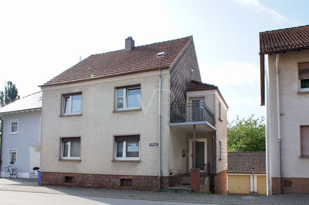 Immobilie in Contwig - Großzügiges Wohnhaus mit Garten und zwei Garagen in verkehrsgünstiger Lage in Contwig - Bild 1