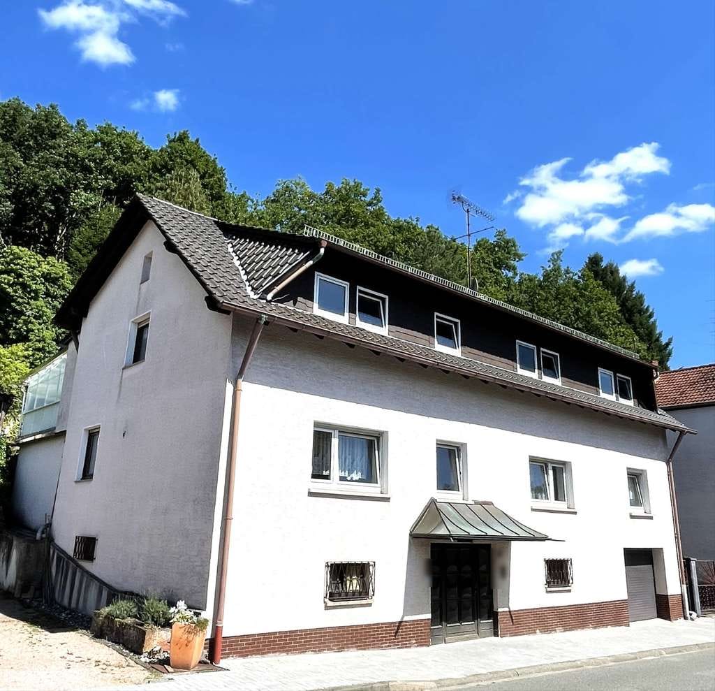 Immobilie in Kottweiler-Schwanden - Großzügiges Wohnhaus mit vielseitigen Nutzungsmöglichkeiten und Baureserve - Bild 0