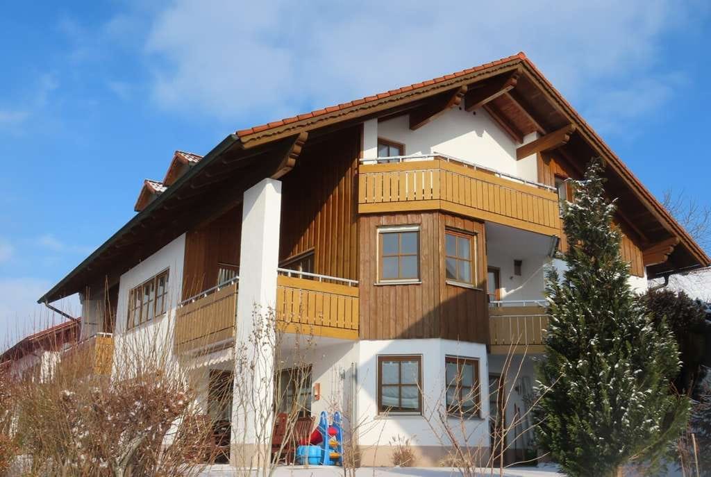 Immobilie in Obergünzburg - Zweifamilienhaus mit ELW in sonniger Wohnlage mit Bergblick! - Bild 0