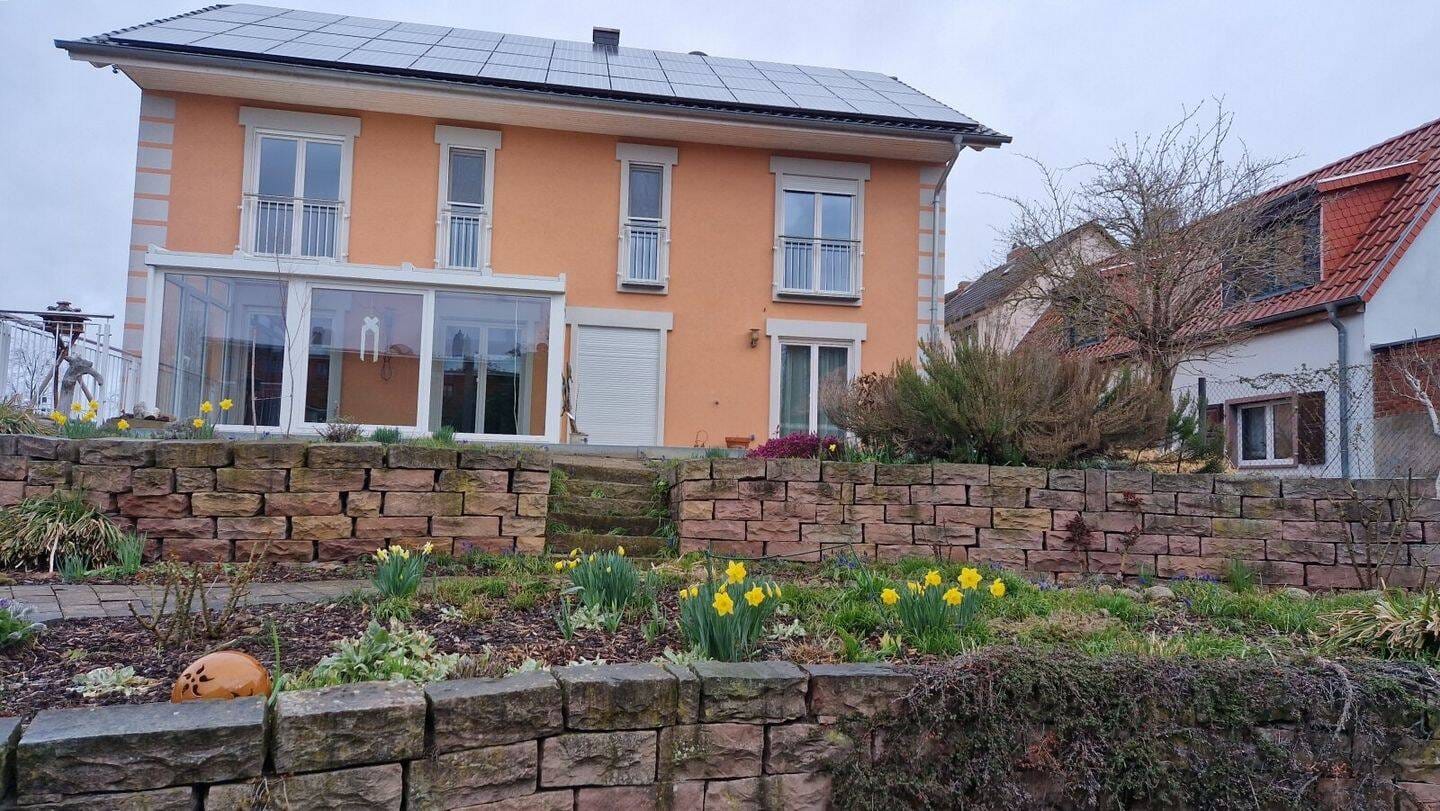 Immobilie in Wolmirstedt - Einfamilienhaus mit Einliegerwohnung,Wintergarten und Garage für vier Autos in ruhiger Lage - Bild 1