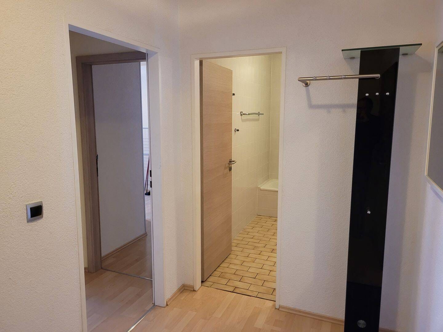 Immobilie in Furtwangen im Schwarzwald - Modern eingerichtete 2-3 Zi.-Wohnung, voll möbliert und zentral gelegen, inkl. TG-Stellplatz - Bild 4