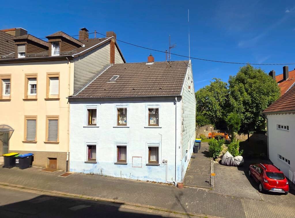 Immobilie in Sulzbach/Saar - Attraktives Einfamilienhaus mit Garten und Stellplatz in ruhiger Lage von Sulzbach - Bild 1