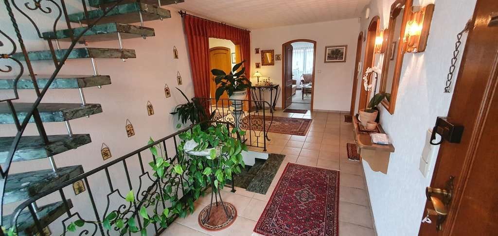 Immobilie in Fränkisch-Crumbach - Freistehendes Einfamilienhaus mit ELW und schönem Garten in Fränkisch-Crumbach zu verkaufen - Bild 1