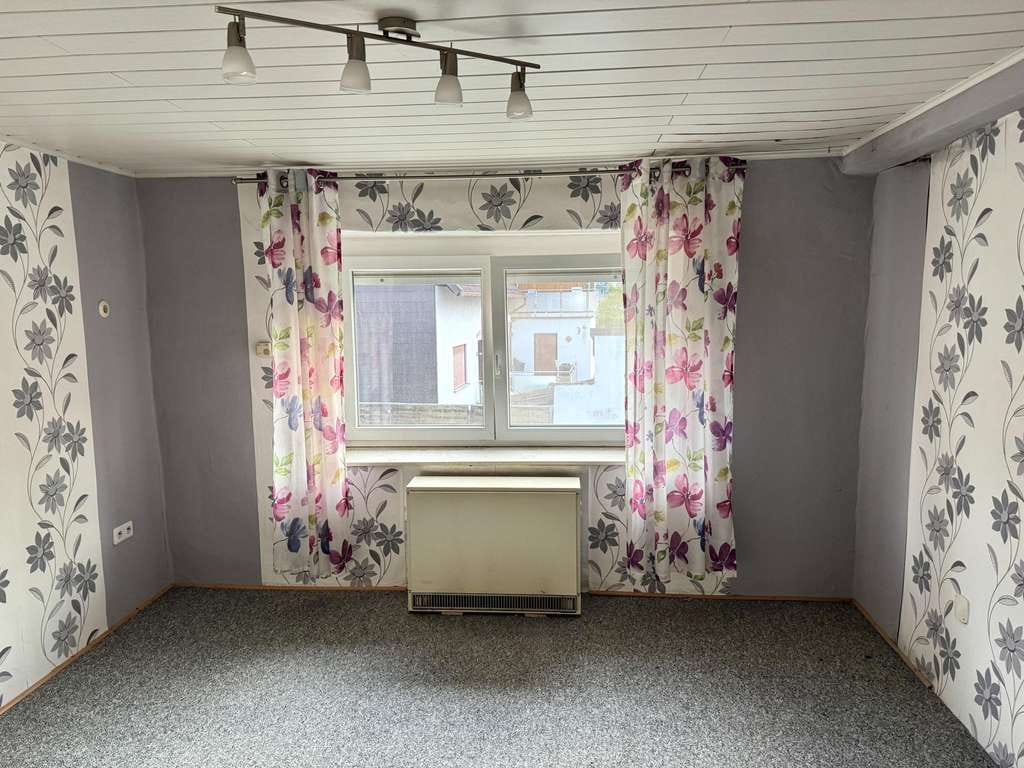 Immobilie in Hefersweiler - Hefersweiler: Renovierungsbedürftiges Einfamilienhaus mit großer Garage und Hofgelände - Bild 2