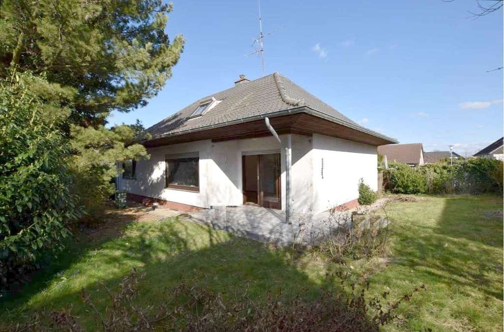 Immobilie in Wolfsburg - Gemütlicher 70er-Jahre-Bungalow zum Modernisieren mit Keller + Garage. - Bild 1