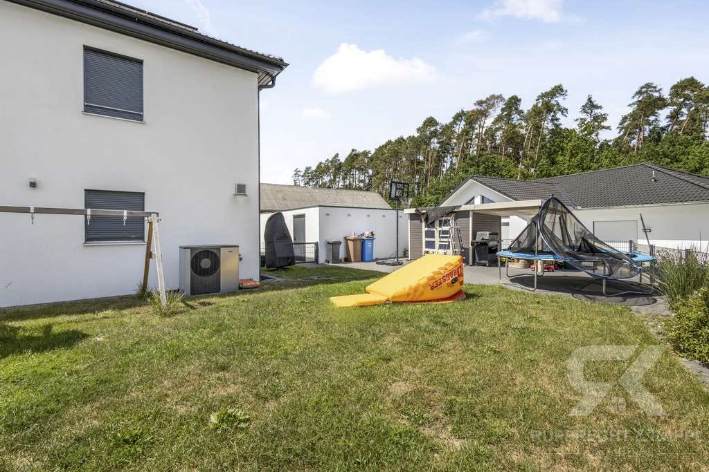 Immobilie in Grafenwöhr - Neuwertiges (Ein)Familienhaus mit KfW-40-Plus-Standard, PV-Anlage und sonnigem Südwestgarten - Bild 2
