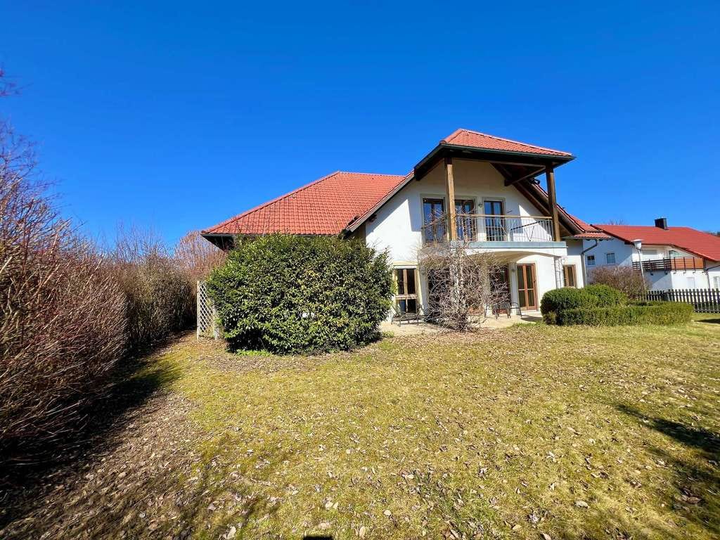 Immobilie in Ergoldsbach - Charmantes Haus mit Wintergarten, Gartenparadies und einzigartigem Wohnkonzept - Bild 0