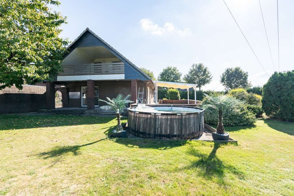 Immobilie in Krüzen - Ein- bis Zweifamilienhaus mit überdachter Terrasse, Loggia und großem Grundstück in ruhiger Wohnlage - Bild 1