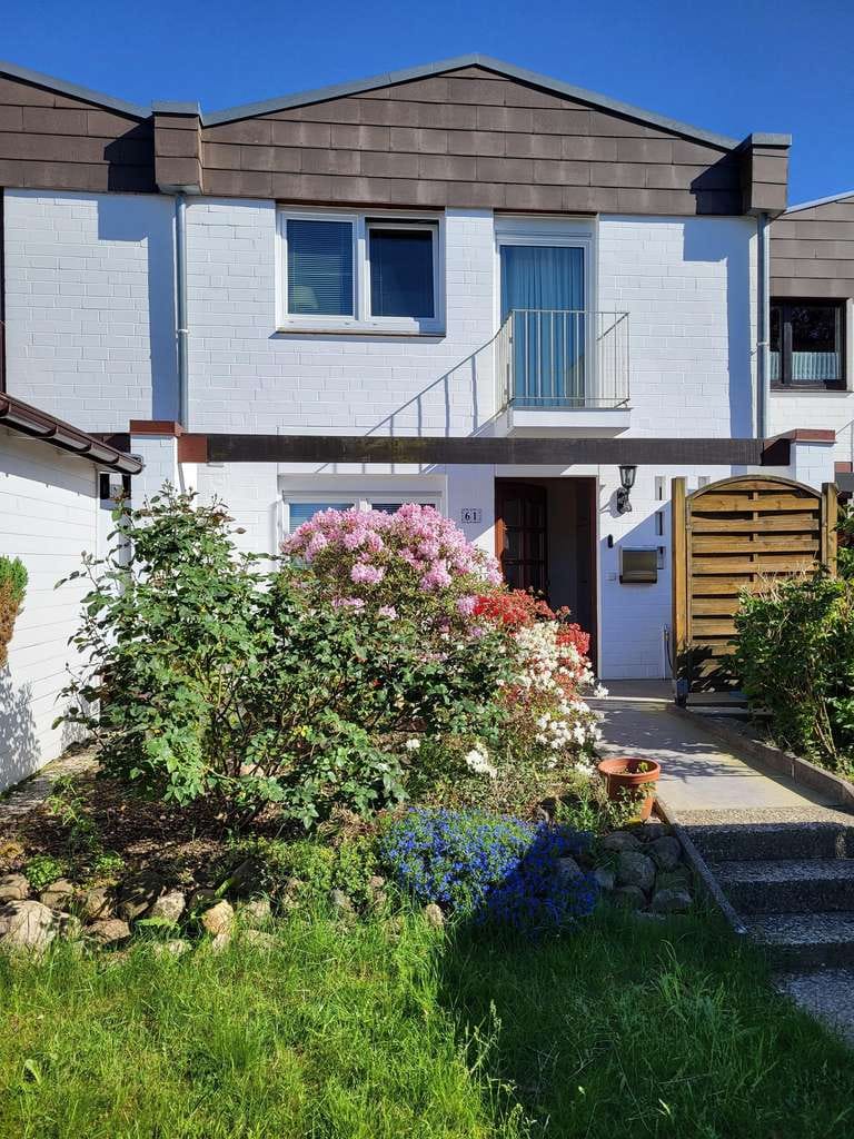 Immobilie in Trittau - Familienfreundliches Stadthaus mit Garten, Balkon und vielseitigem Gartengeschoss in zentraler Lage  - Bild 0